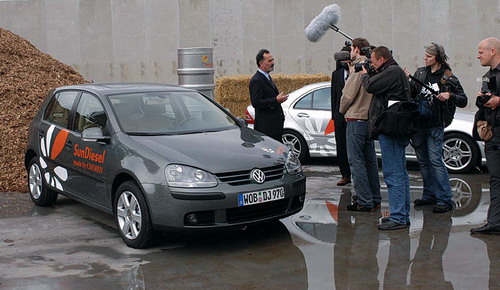 Дизельные VW Golf V и Mercedes C-класса, заправленные новым топливом, на фоне сырья